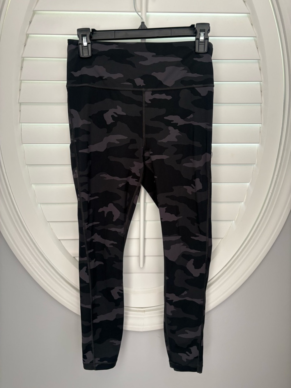 Athleta Ultimate Stash Pocket 7/8 Tight in black camo size small - Picture 3 of 9